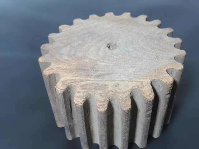 かつて日本の織物機械に使われた職人手作りの【木製歯車】（古道具、織機・糸車）