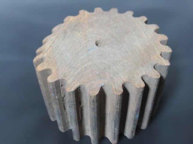 かつて日本の織物機械に使われた職人手作りの【木製歯車】（古道具、織機・糸車）