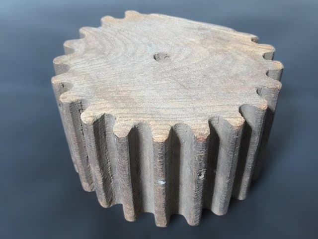 かつて日本の織物機械に使われた職人手作りの【木製歯車】（古道具、織機・糸車）