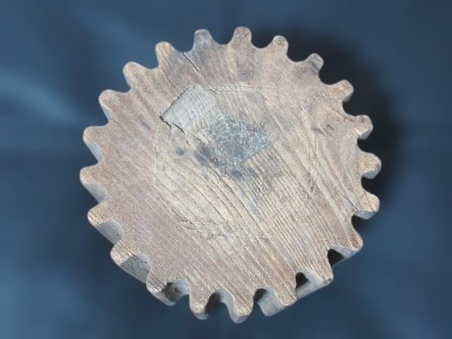 かつて日本の織物機械に使われた職人手作りの【木製歯車】（古道具、織機・糸車）