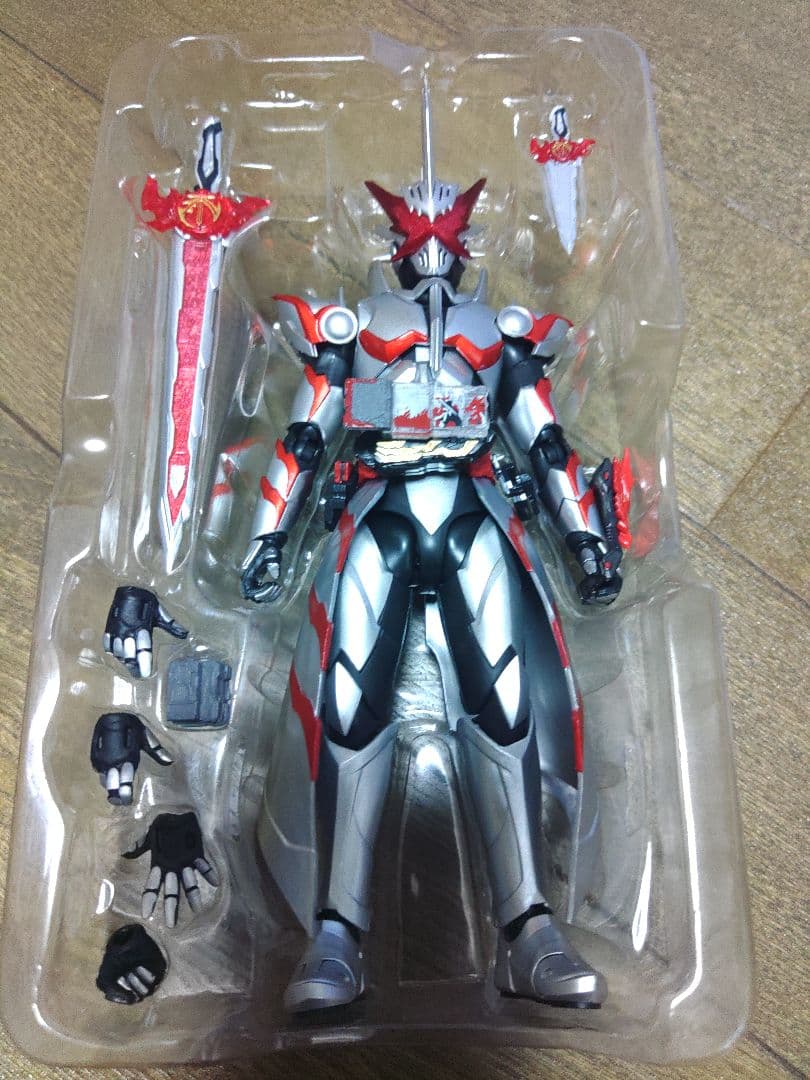 フィギュアーツ　仮面ライダーセイバードラゴニックナイト