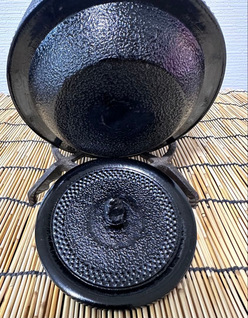 未使用品、供箱、付属品付　南部盛栄堂造　１８型万代屋アラレ　南部鉄瓶　南部鉄器