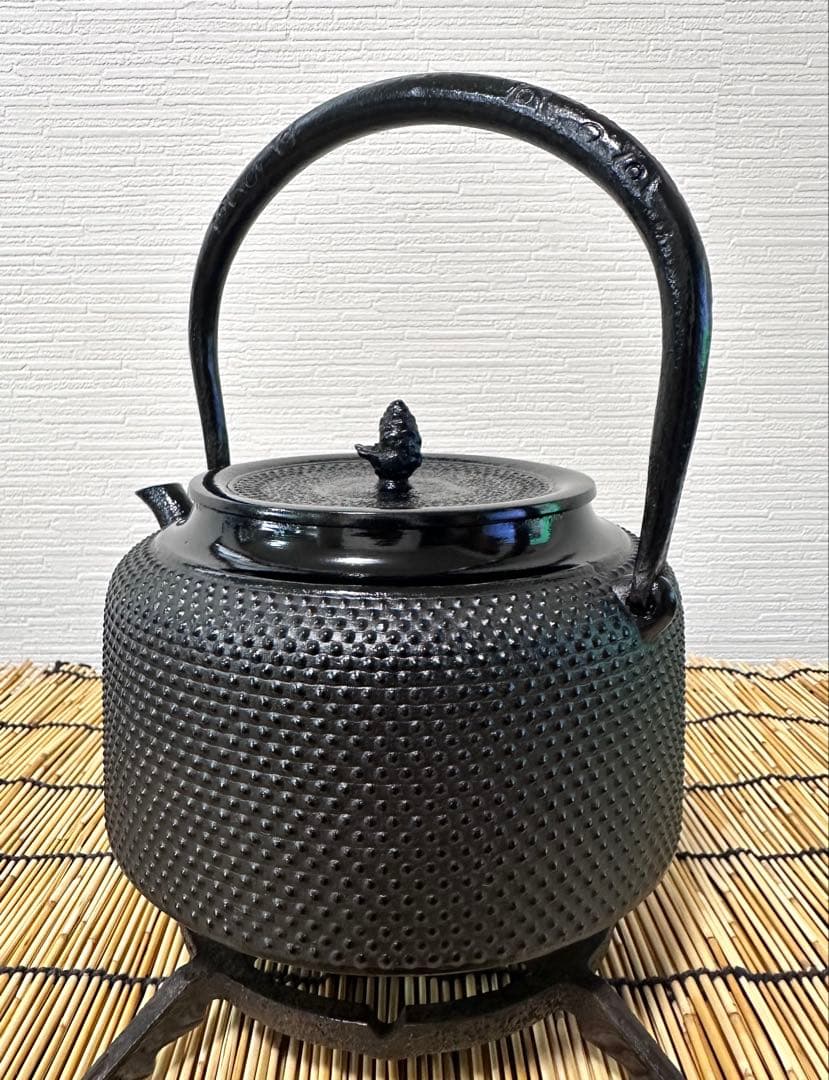 未使用品、供箱、付属品付　南部盛栄堂造　１８型万代屋アラレ　南部鉄瓶　南部鉄器