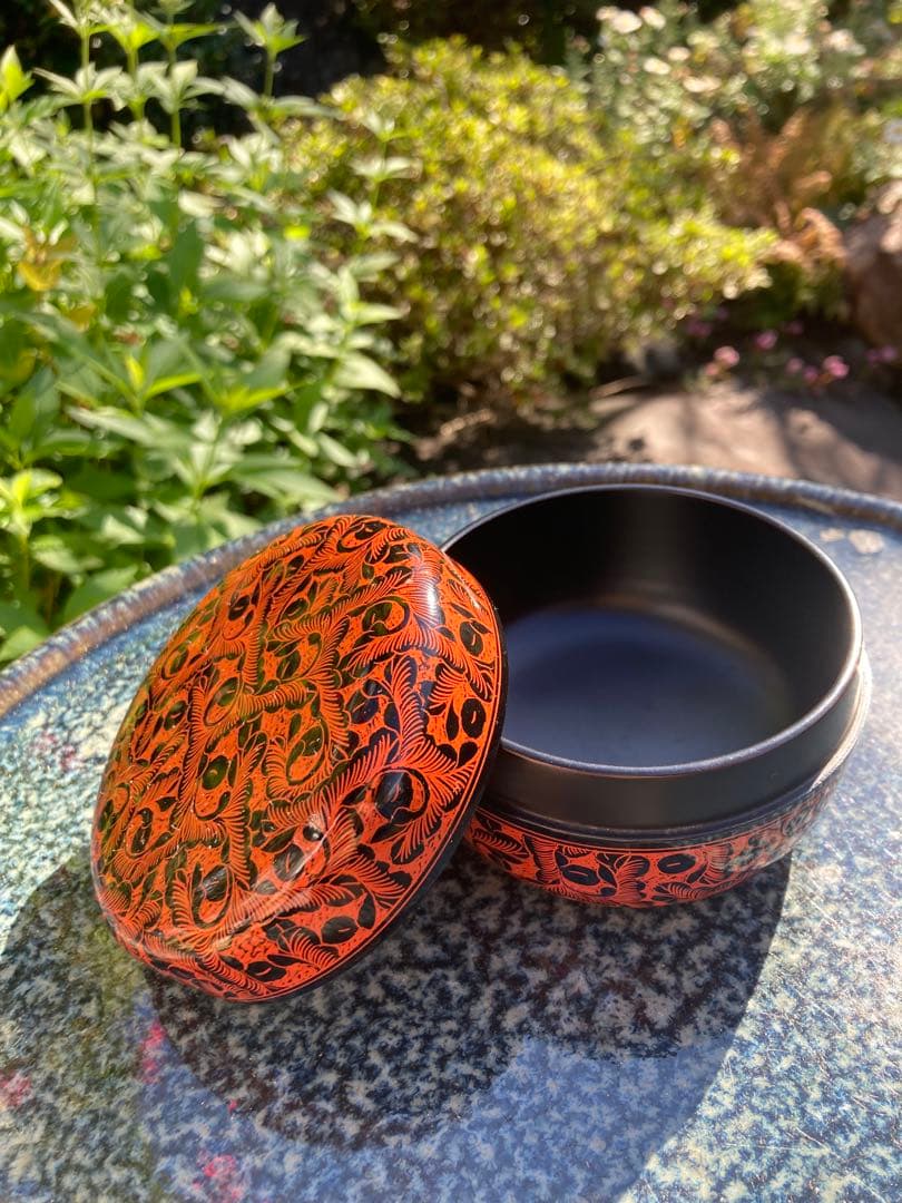 漆器 丸型容器 赤黒葉模様 木箱付き