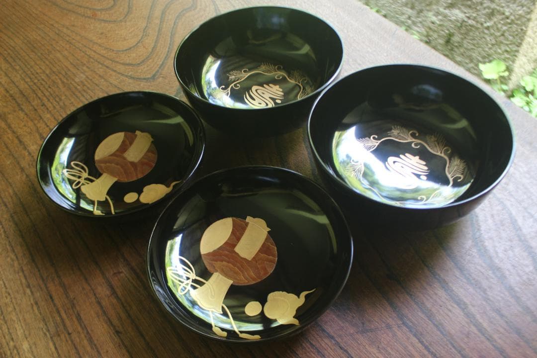 デッドストック！端正な黒漆に極上宝尽くし蒔絵のお椀2点（