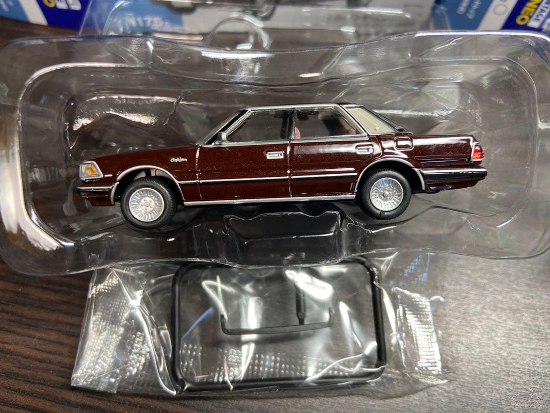 トミカリミテッドビンテージネオ　クラウン ロイヤルサルーン　2台セット