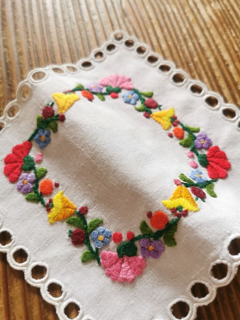 アンティークハンガリー/ カロチャ刺繍 アイレットスカラップドイリー