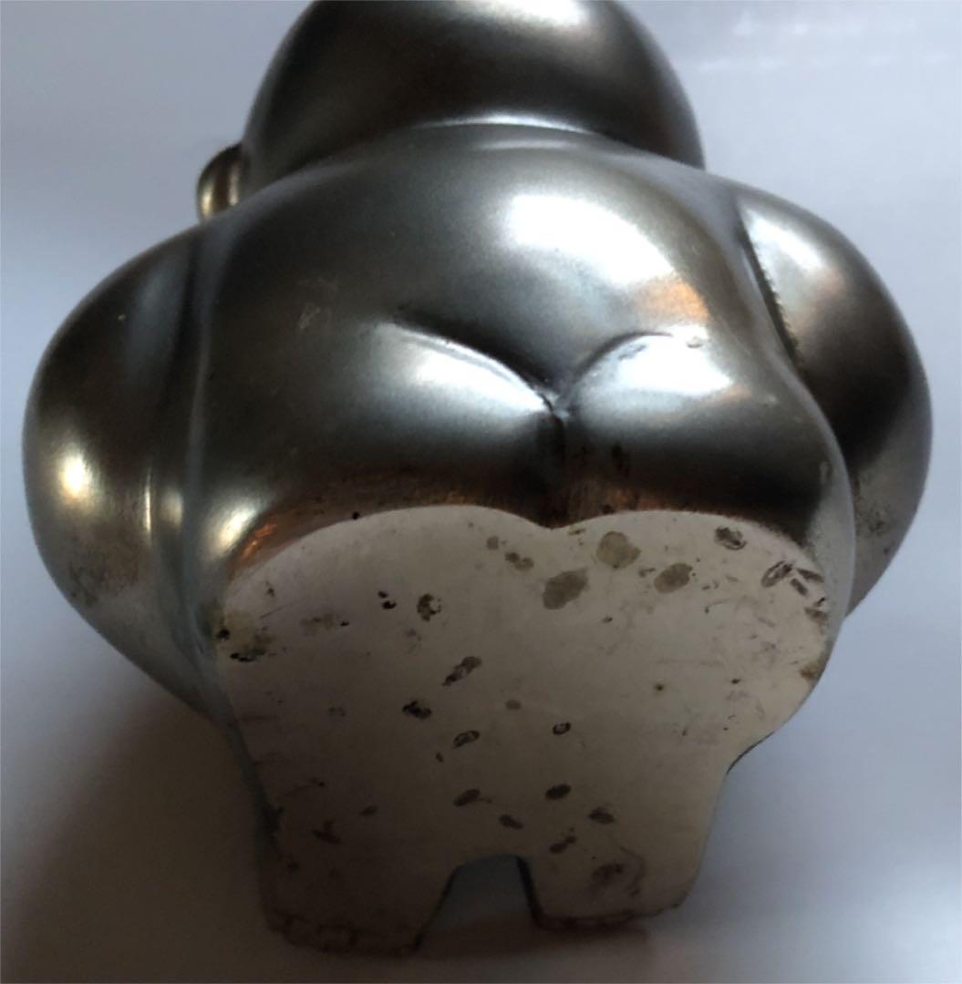 しゃがみ込むエクボのある子供像　箱付き