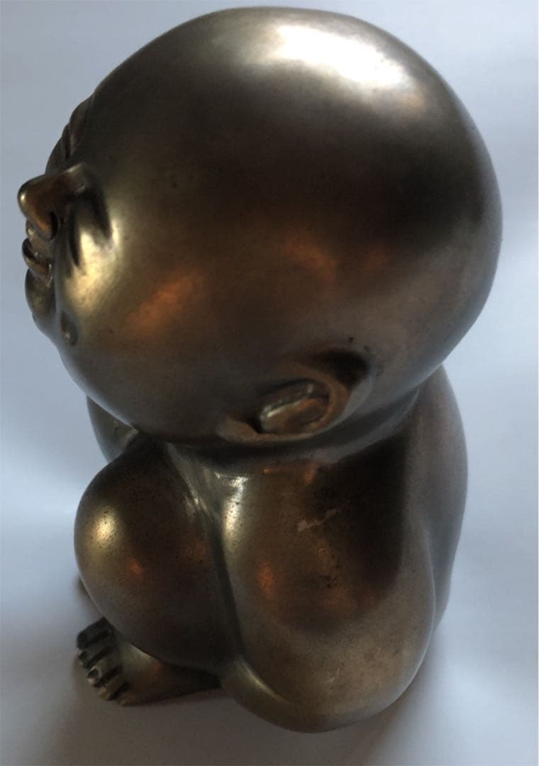 しゃがみ込むエクボのある子供像　箱付き