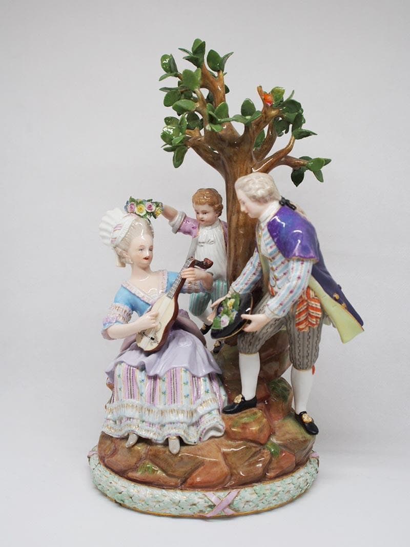 【超希少品】マイセン リュートを弾く女に花を捧げる男と少年 1級品