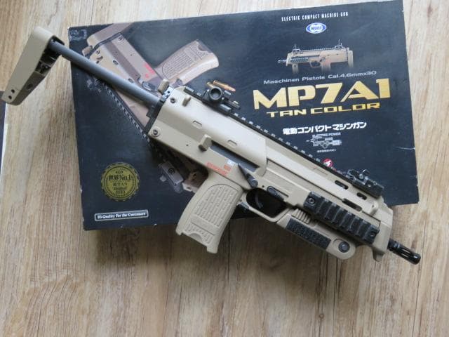 東京マルイ製コンパクト電動ガンＭＰ７Ａ１TAN カラー