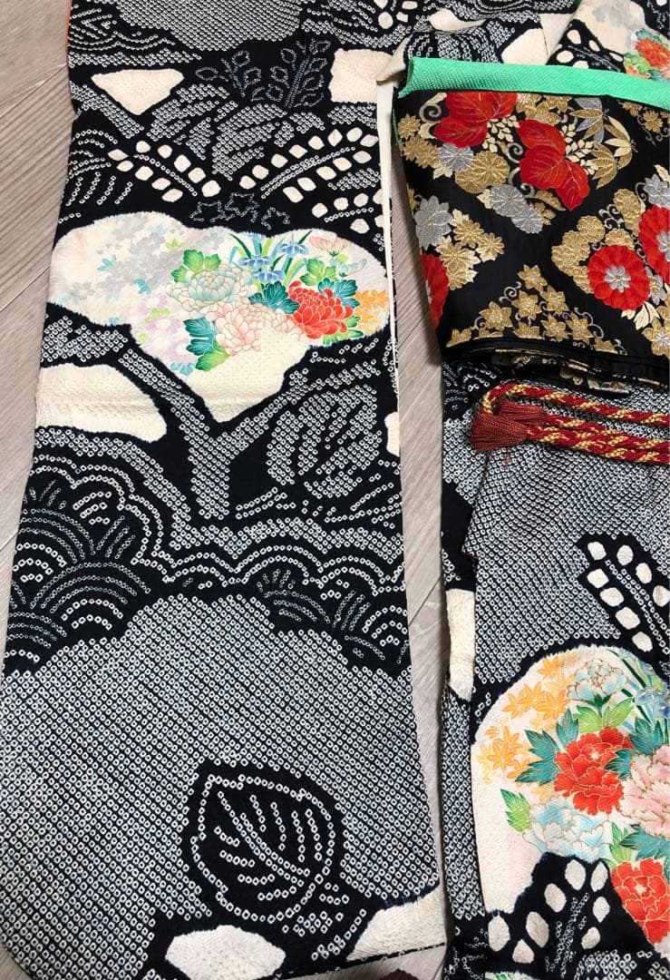 振袖 総絞り　着物　帯　セット　モノトーン　絞り　花柄　高級　成人式