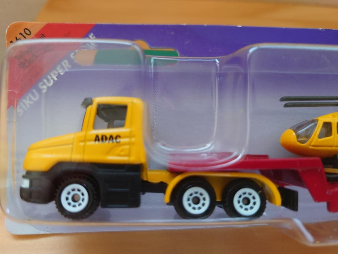 1/55 Siku(ジク)　 ADAC(ドイツ自動車連盟)低床ローダー＋ヘリ