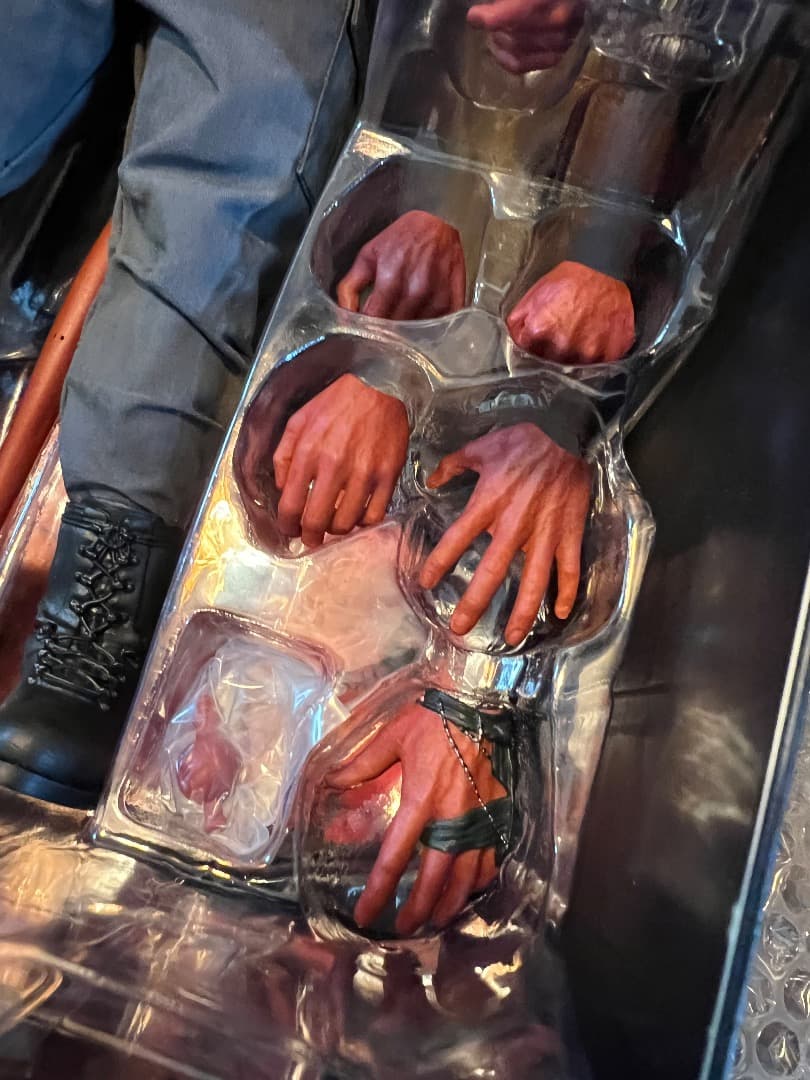 ホットトイズ ヘルボーイ 1/6 (価格交渉をお願いします)