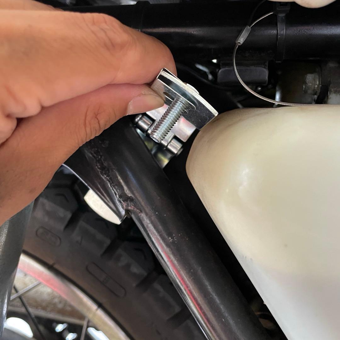 1リットル缶　オイル缶ホルダー　2スト　バイク　ドリンクホルダー　350ss