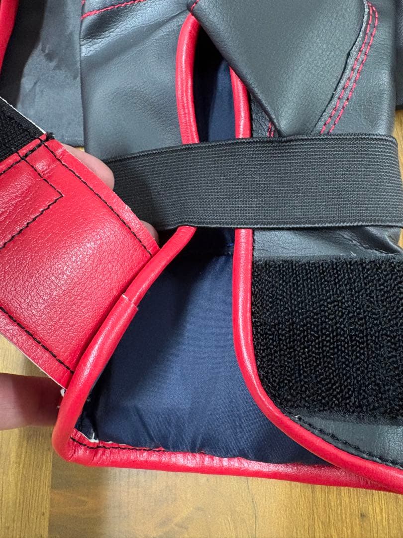 ISAMI 赤 パンチングミット Mサイズ　サポーター付き