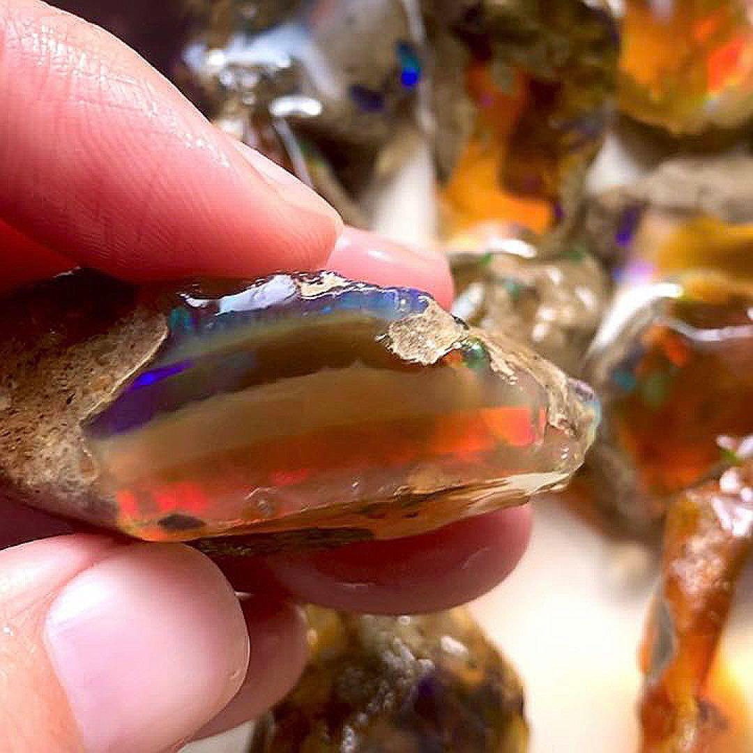 105ctストライプ模様の可愛いオパール原石/鉱物標本