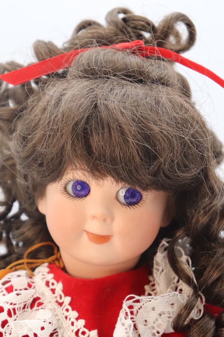 レース付き赤いドレスの人形