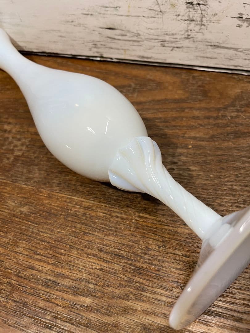 フランスアンティーク オパリンガラスの一輪挿し 花瓶 グラス ツイストステム