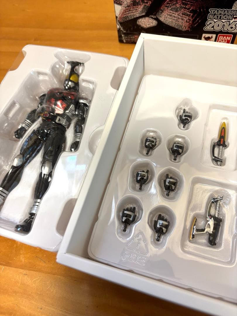 SHフィギュアーツ 真骨彫 仮面ライダーダークカブト　バンダイ