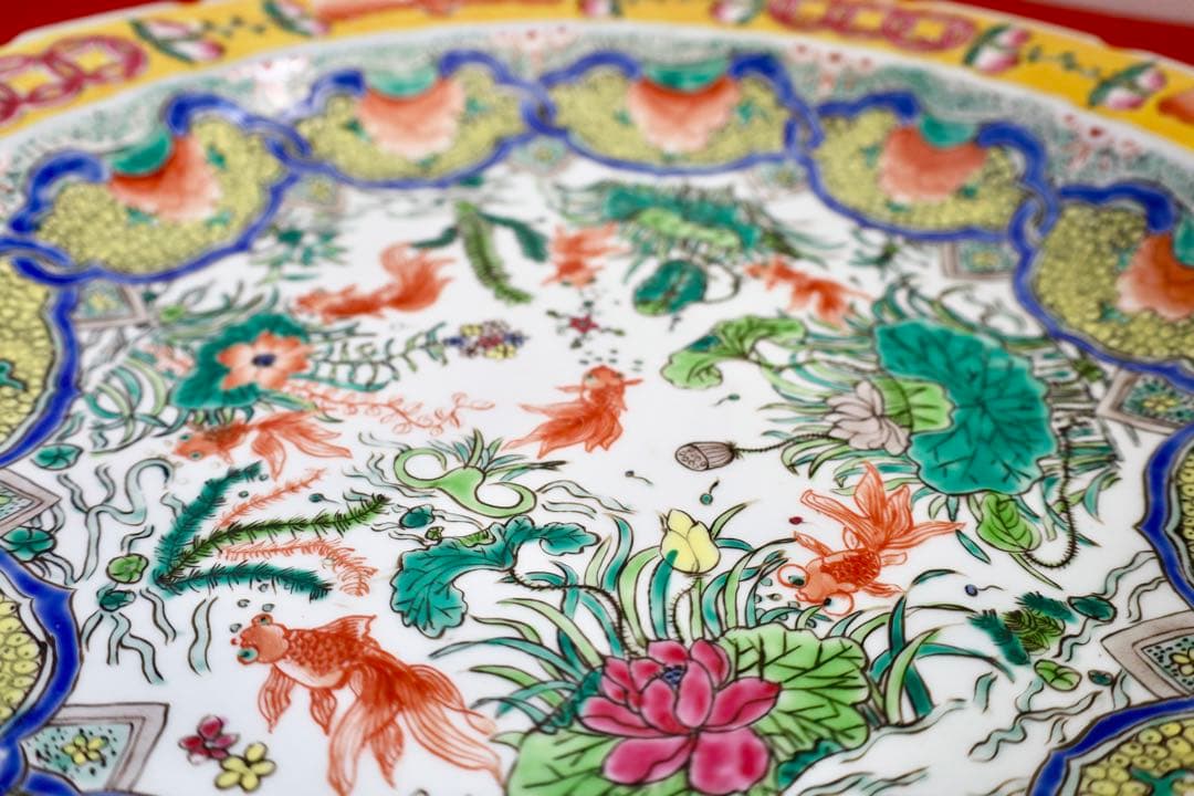 中国雑貨・大皿・飾皿【慎徳堂製　粉彩　中国美術　金魚　蓮華】