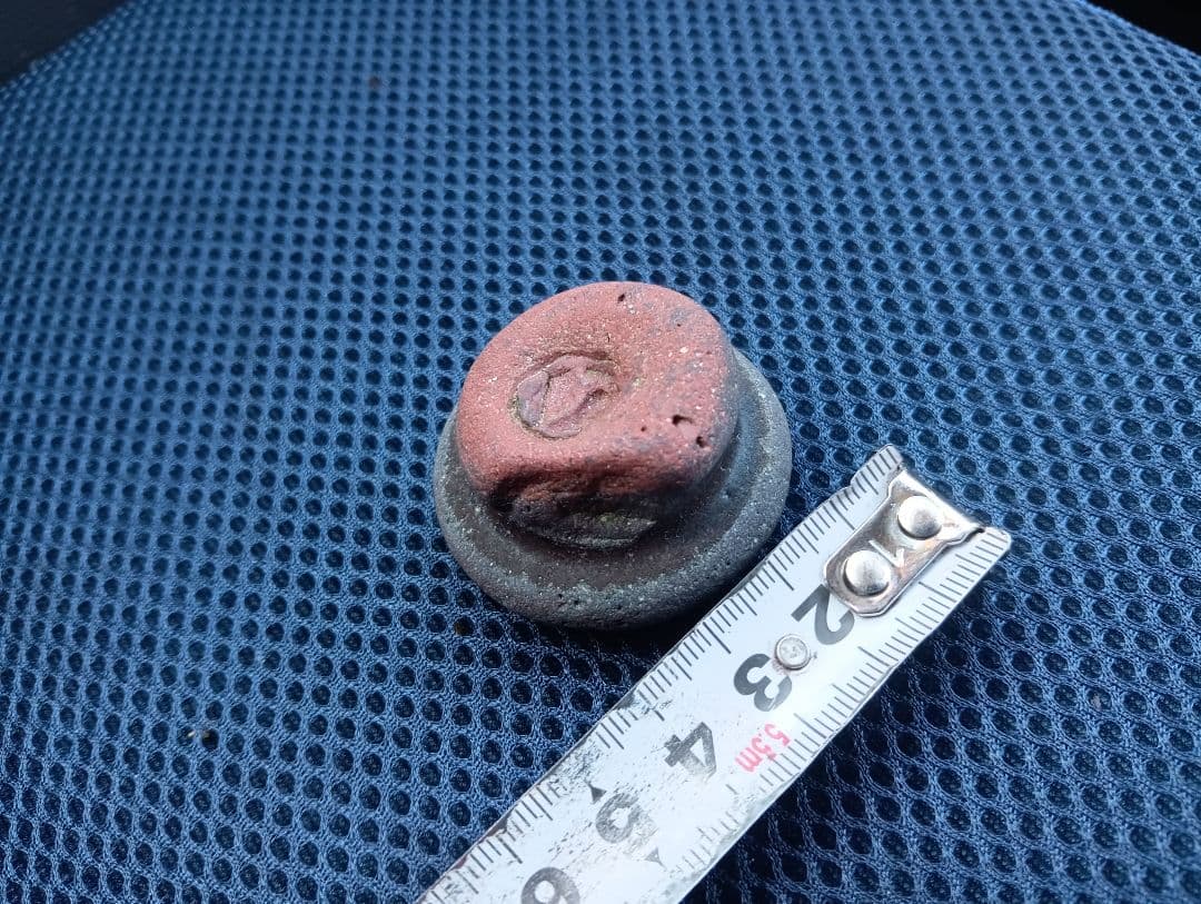 赤と灰色の焼物？石です