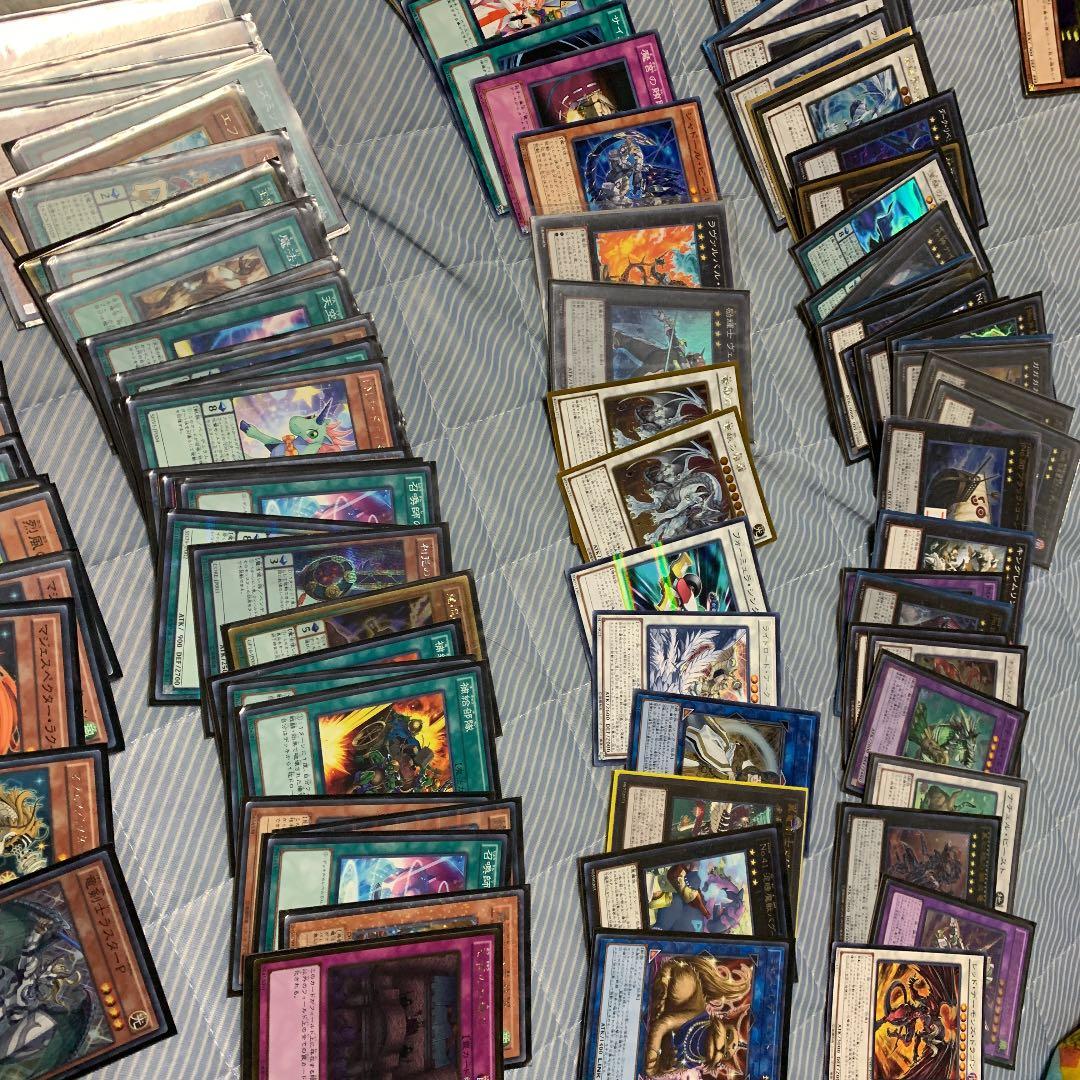 遊戯王 引退 まとめてうります。スリーブもデッキの箱もあります。
