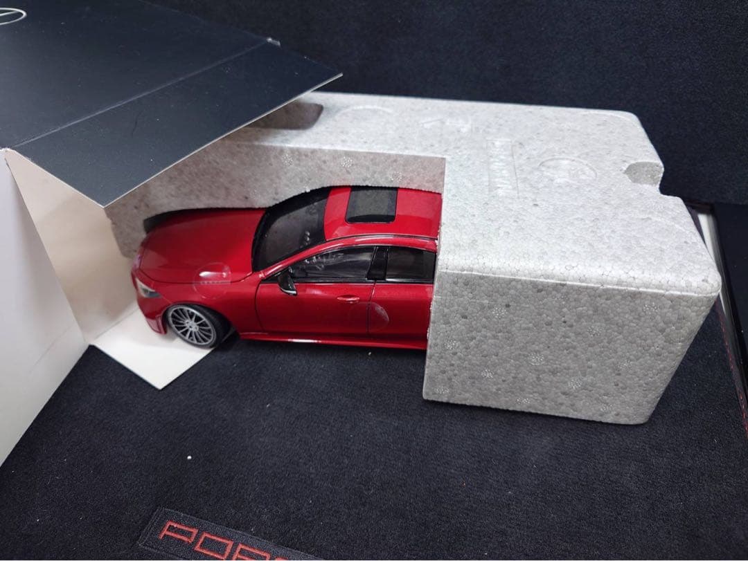 メルセデス・ベンツ CLS 赤