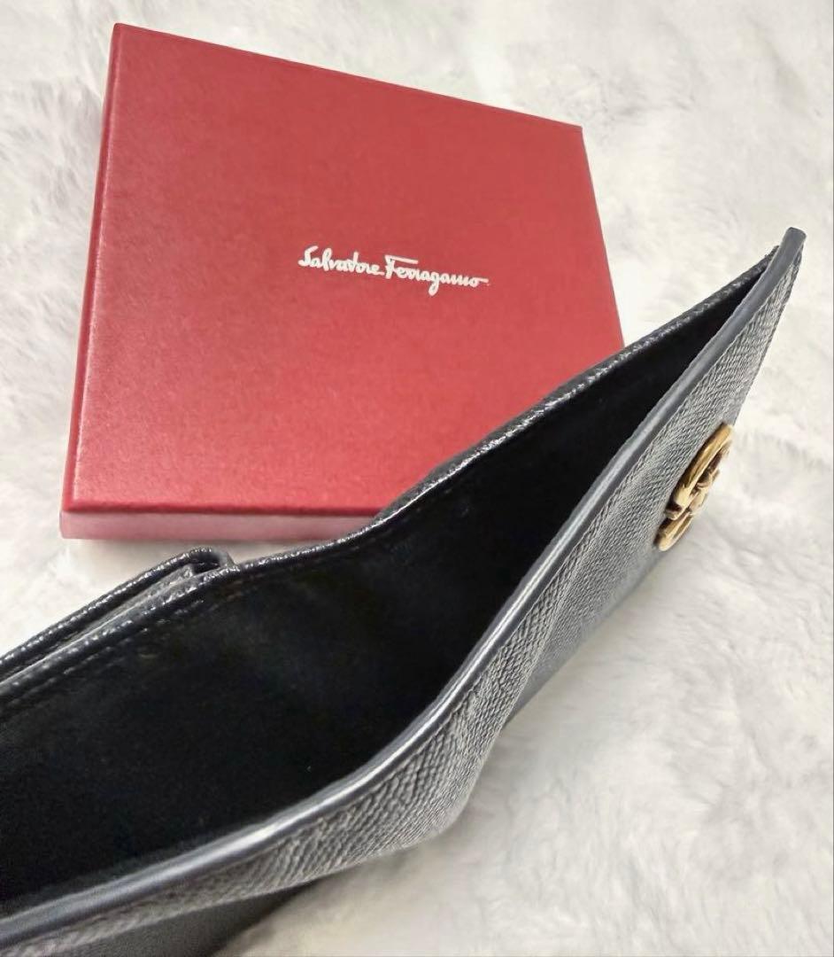【フェラガモ】現行モデル ガンチーニ 二つ折り財布 ブラック 本革 黒