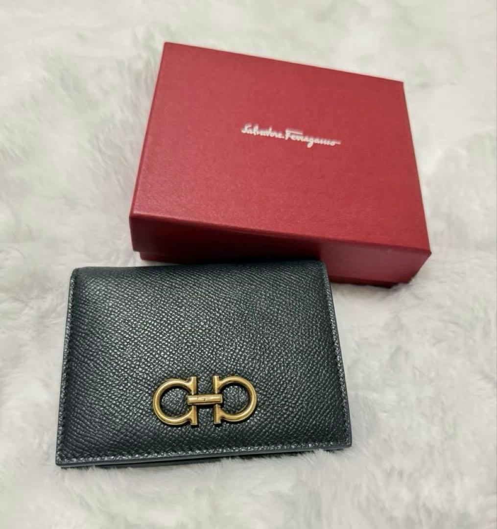 【フェラガモ】現行モデル ガンチーニ 二つ折り財布 ブラック 本革 黒