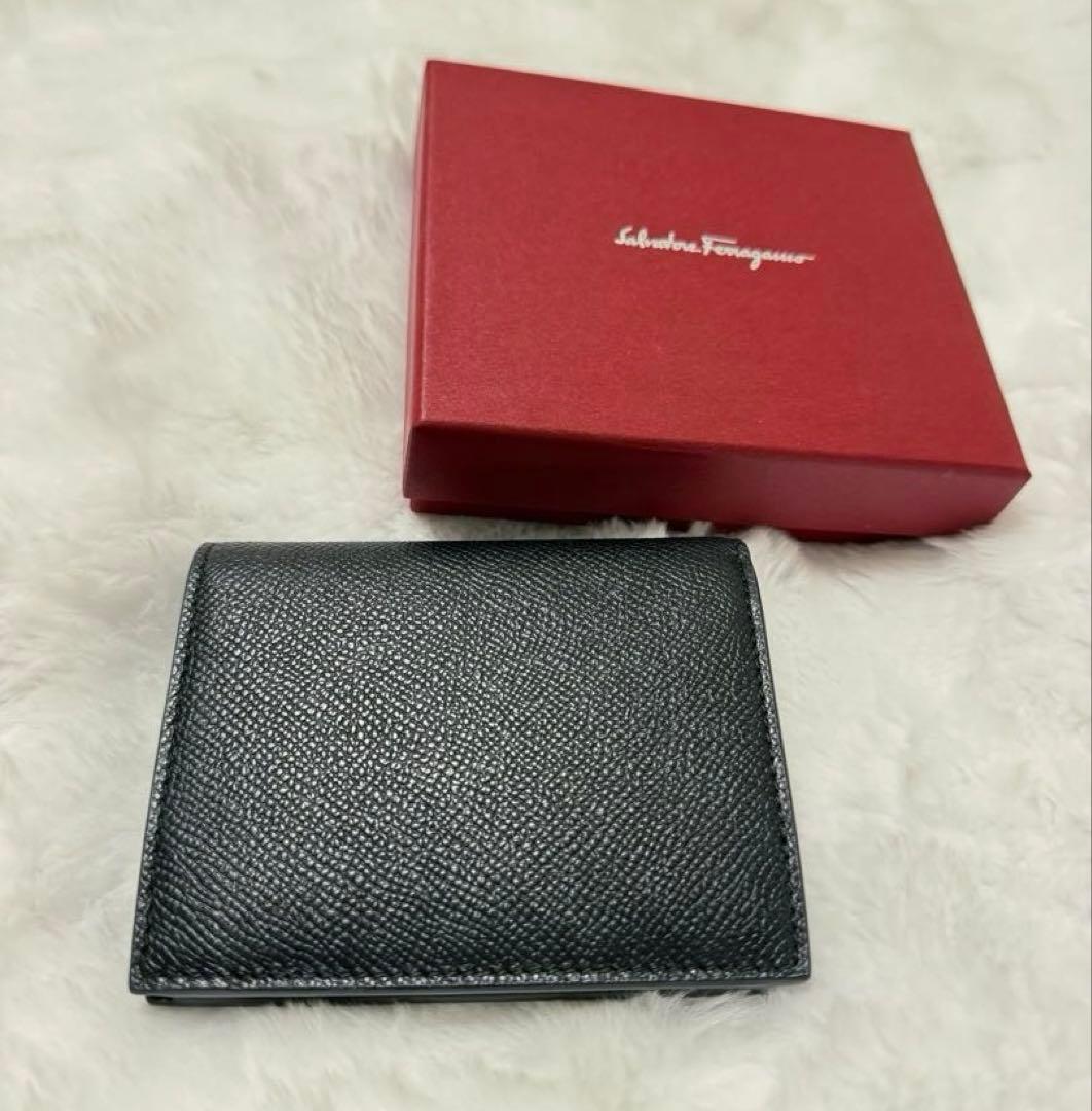 【フェラガモ】現行モデル ガンチーニ 二つ折り財布 ブラック 本革 黒