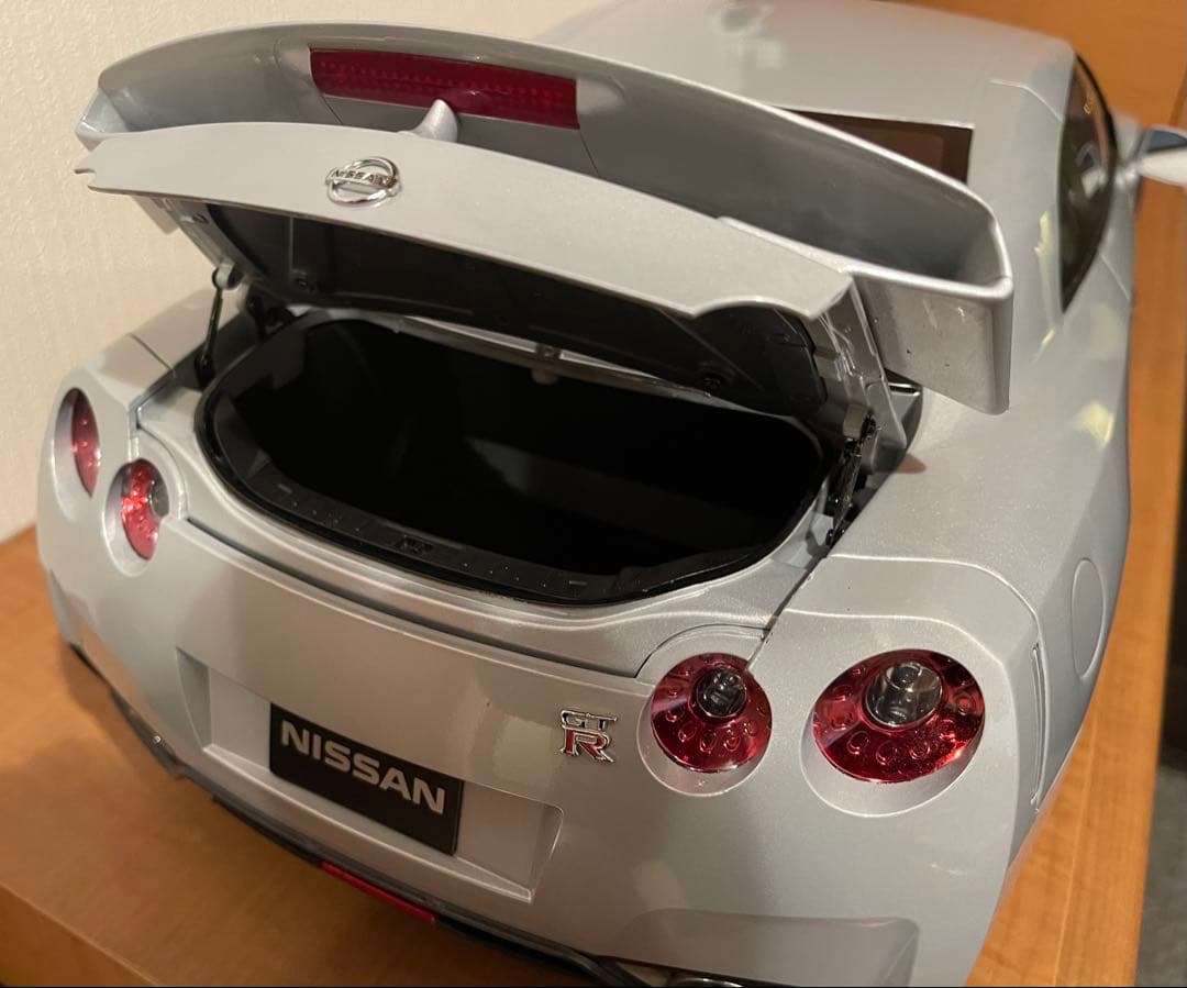 Nissan R35 GT-R シルバー 1/8スケール　デアゴスティーニ