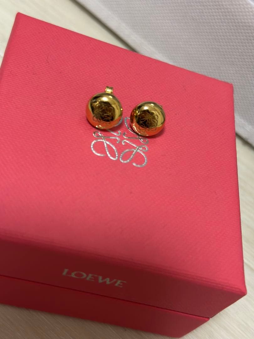 LOEWE アナグラム　ペブル　スタッド