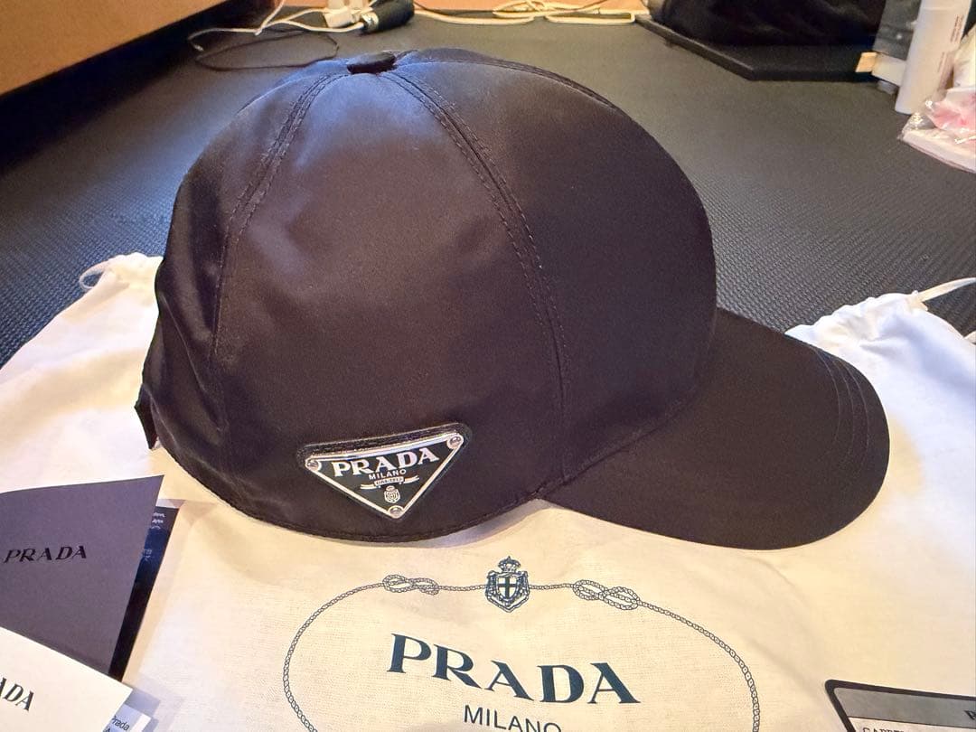 PRADA ブラック ナイロンキャップ