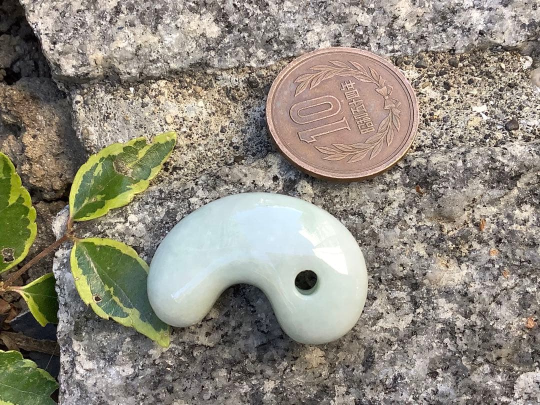 ✳お値段ご遠慮なく‼️高価糸魚川翡翠氷アイスジェイド勾玉　極上物　機械鑑定付本物‼️