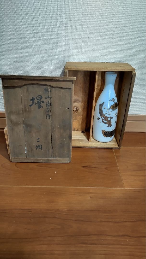 明治16年 (1883年) 松竹梅 染付 乳白色 壜(びん)1個 共箱