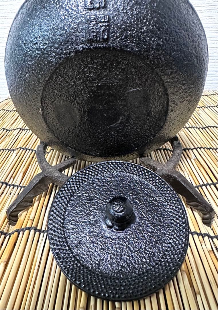 未使用、栞、タグ、南部鉄器検査証付き　南部岩鋳造１０型アラレ　南部鉄瓶　南部鉄器