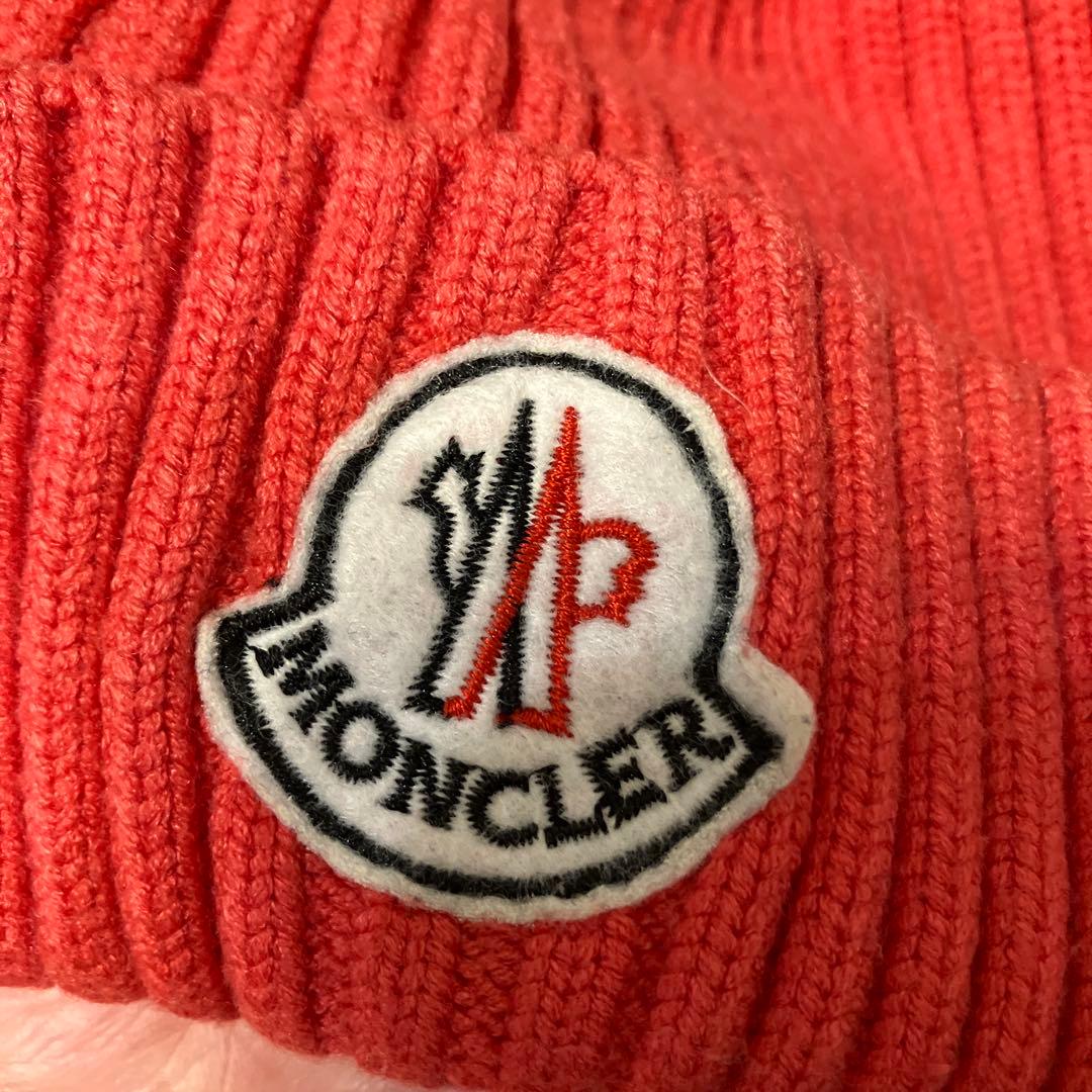 MONCLER ポンポン付きニット帽 レッド