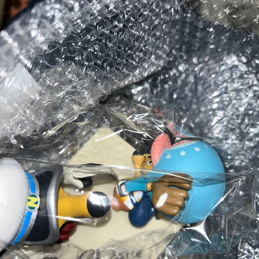 チョッパーの足が折れてます。