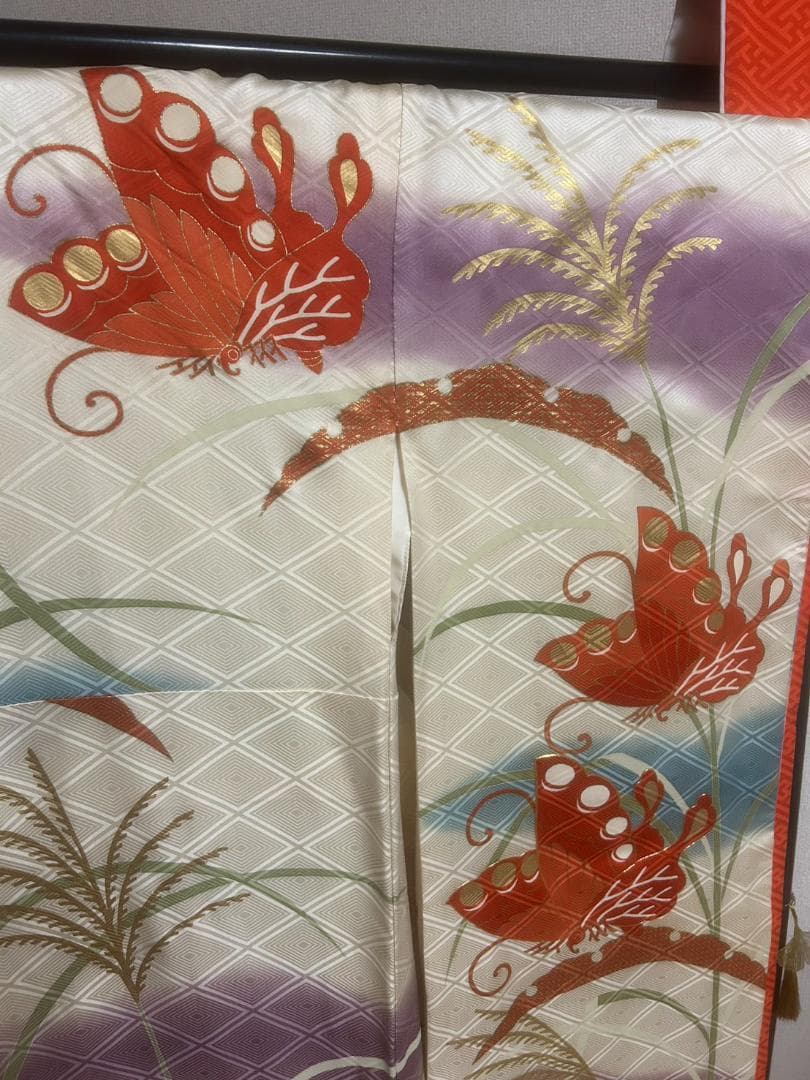 振袖 すすきに赤い蝶の柄 クリーム色　白系