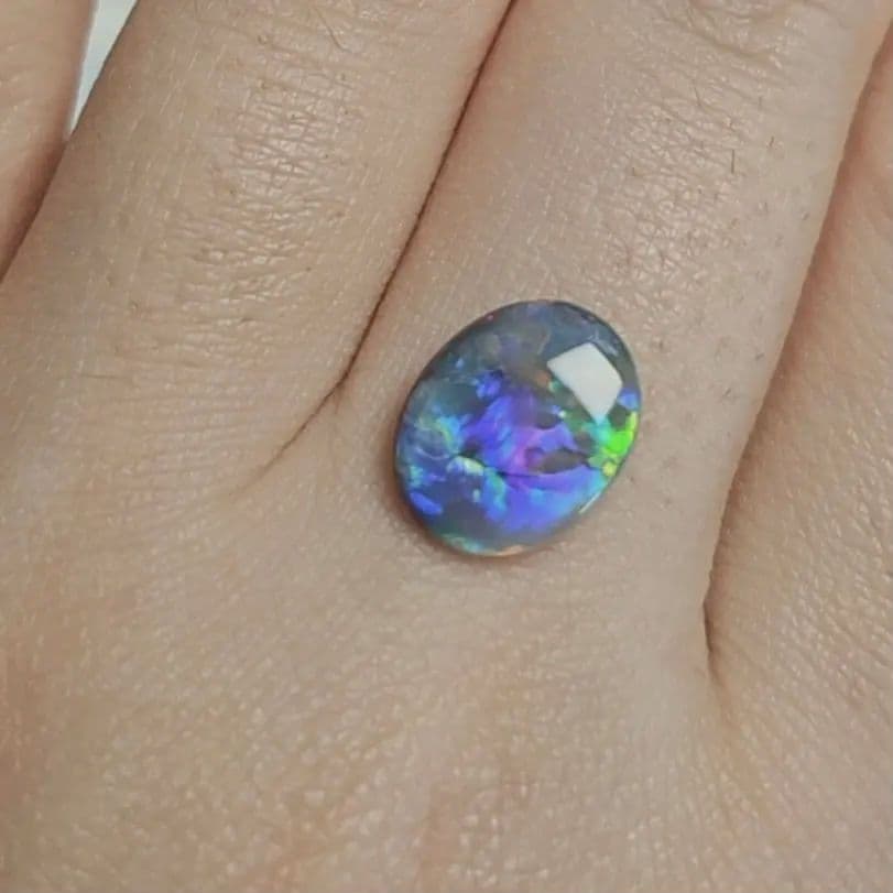 オーストラリア　ライトニングリッジ産　ブラックオパール　ルース　B024