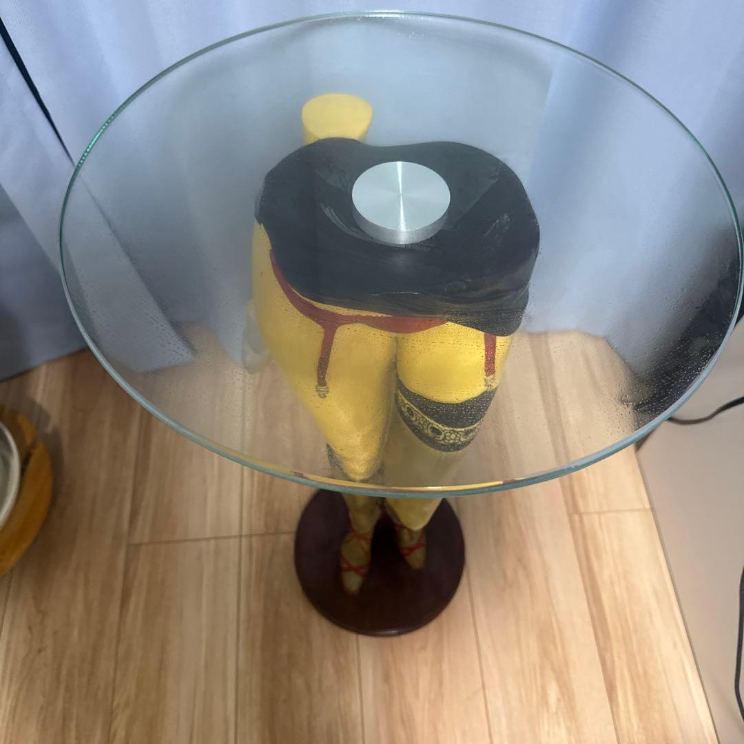 赤いヒールのバベット　サイドテーブル