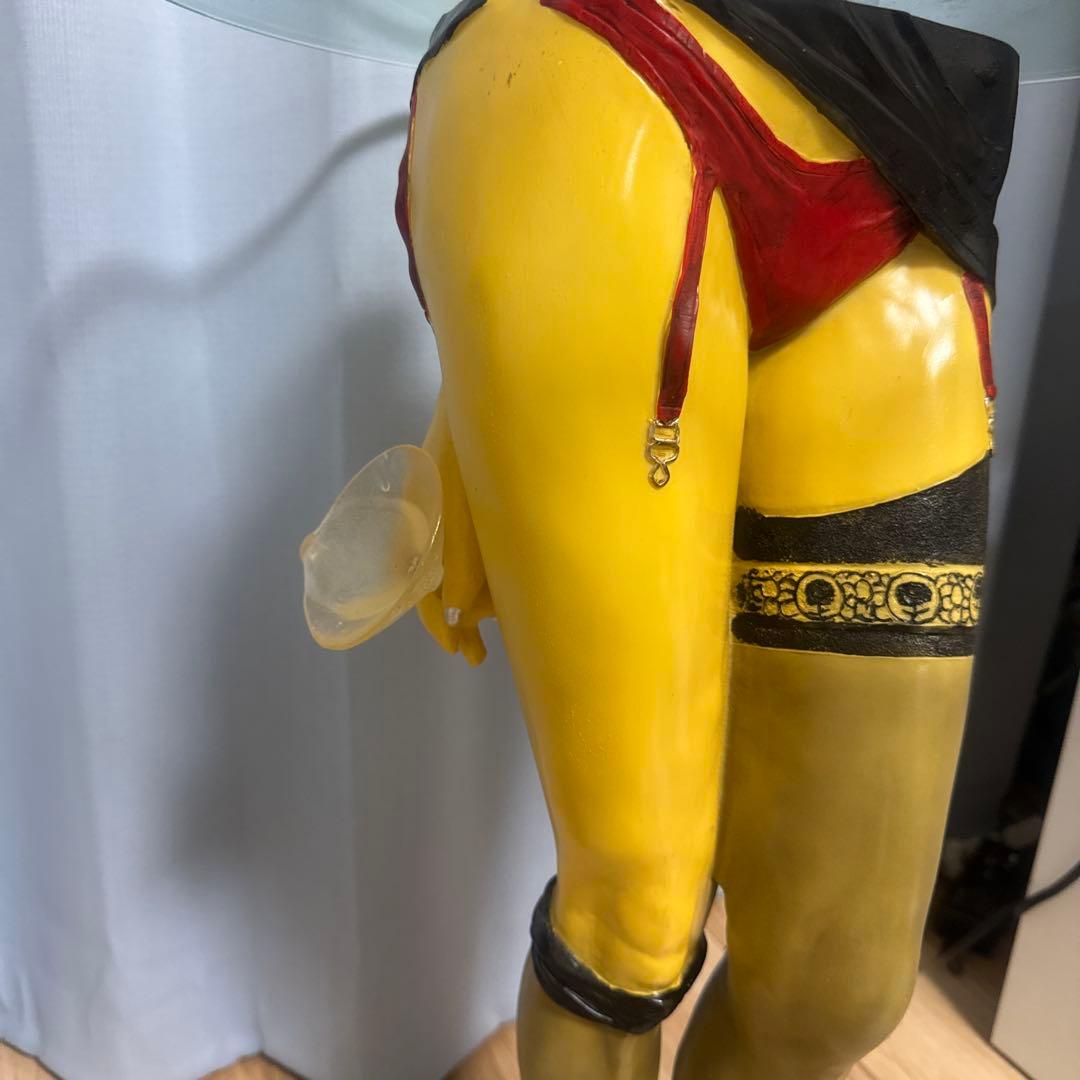 赤いヒールのバベット　サイドテーブル