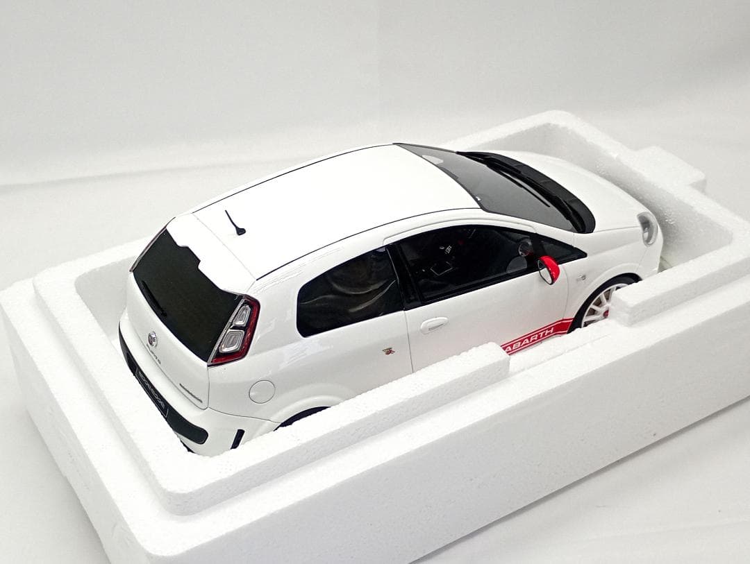 OTTO 1/18 アバルト プント エッセエッセ 2010 (ホワイト)