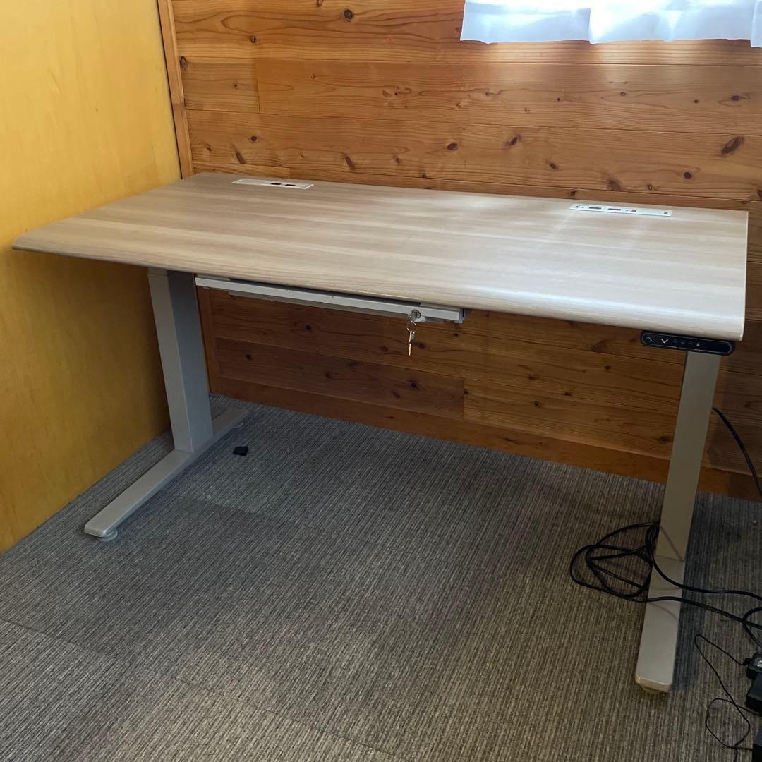 オカムラ 自動昇降デスクSwift 天板幅135×奥行67cm 25万円超