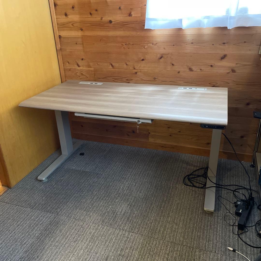 オカムラ 自動昇降デスクSwift 天板幅135×奥行67cm 25万円超