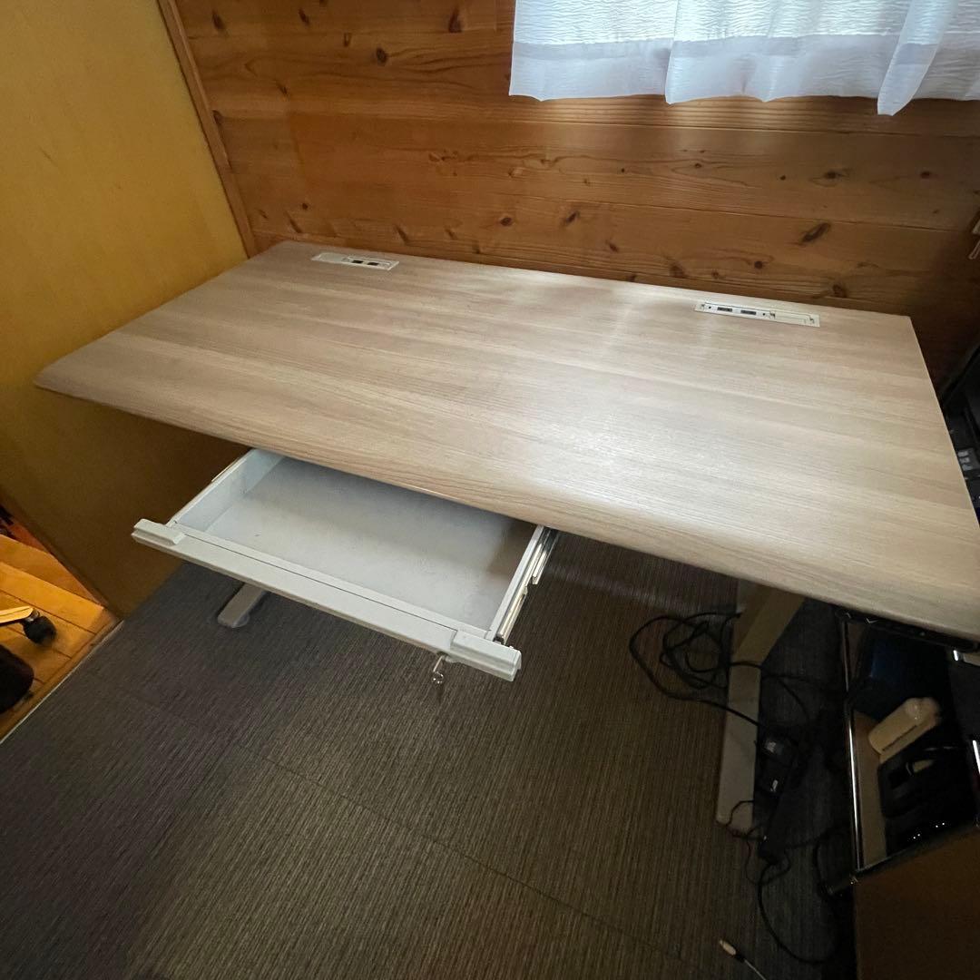 オカムラ 自動昇降デスクSwift 天板幅135×奥行67cm 25万円超