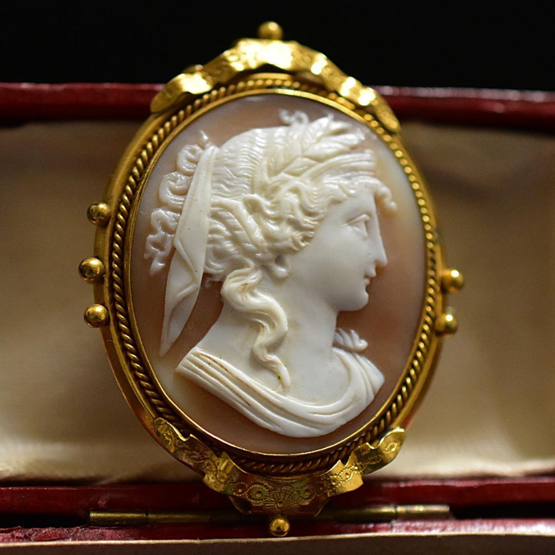 ねね　断捨離中 豊穣の女神デメテルシェルカメオブローチ 彫金リボンフレーム