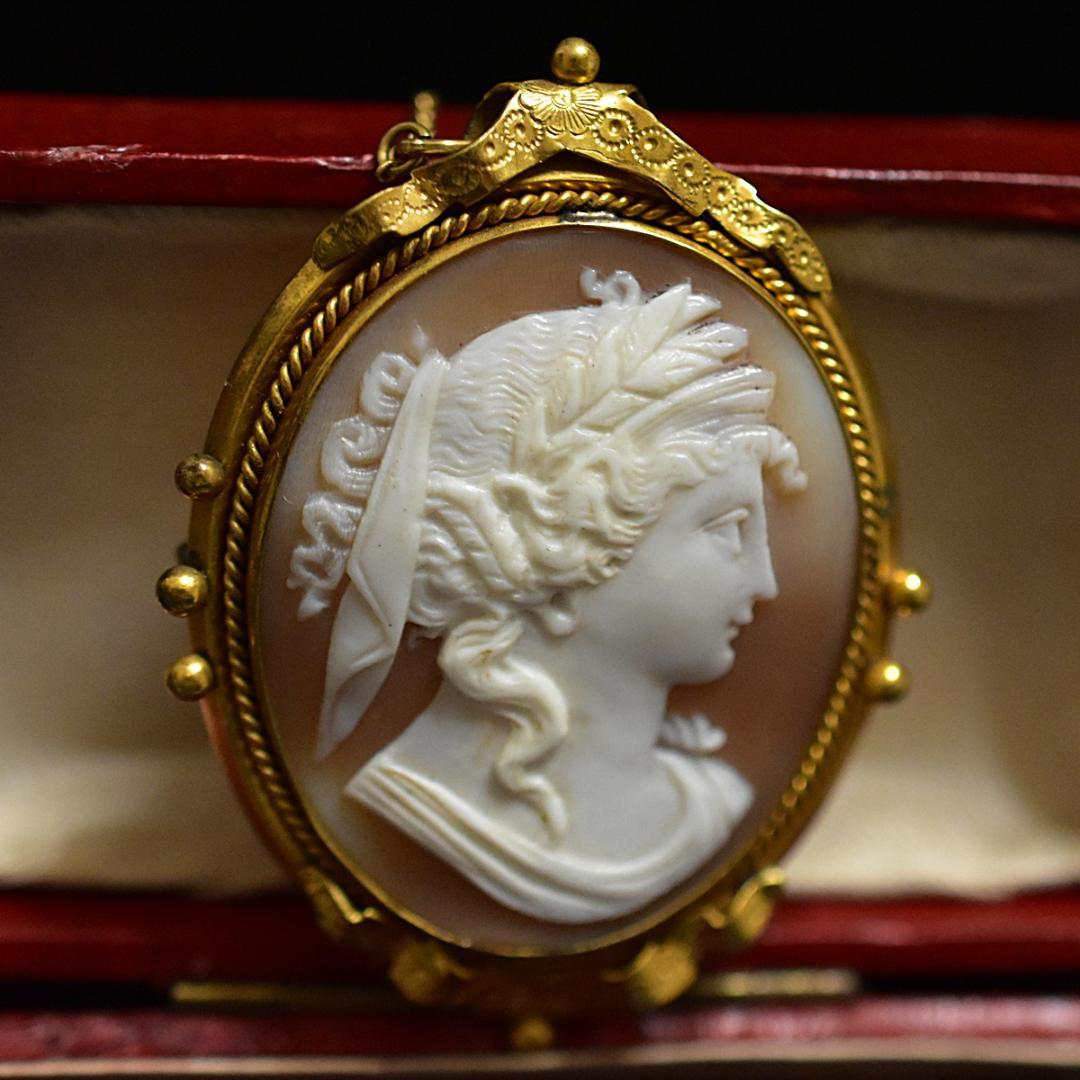 ねね　断捨離中 豊穣の女神デメテルシェルカメオブローチ 彫金リボンフレーム