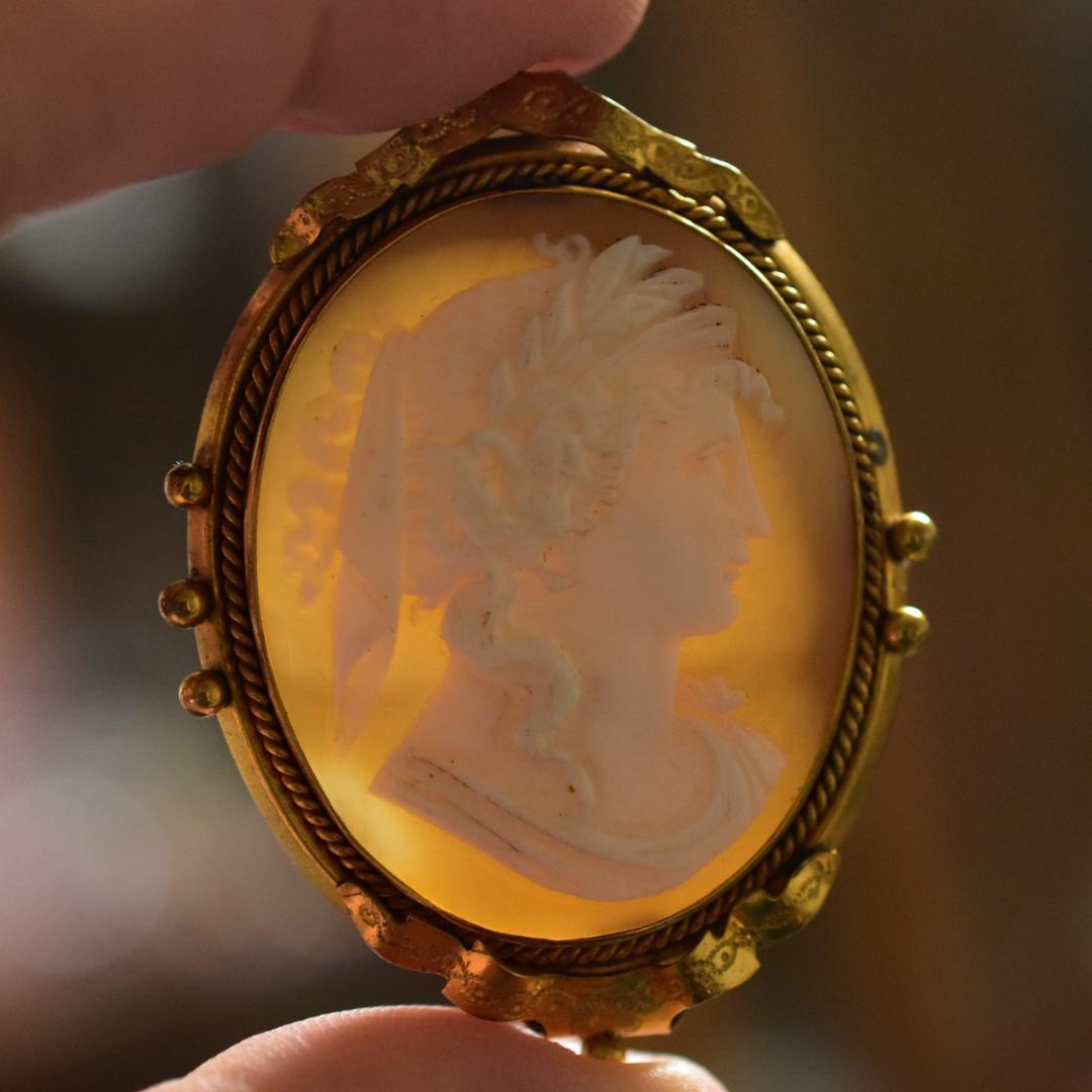 ねね　断捨離中 豊穣の女神デメテルシェルカメオブローチ 彫金リボンフレーム